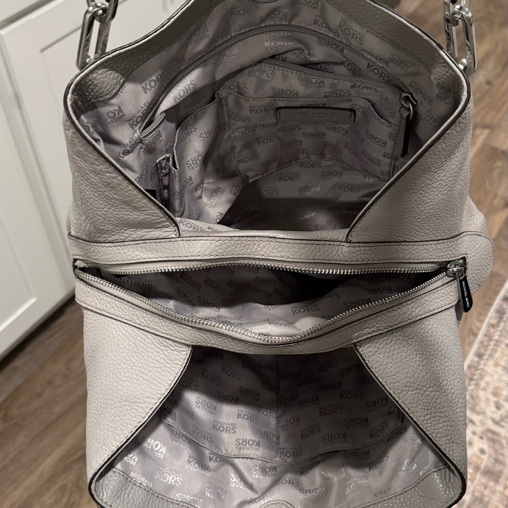 Michael Kors Gray Pebbled Leather Handbag in Excellent Condition! Preowned!! - Picture 8 of 8